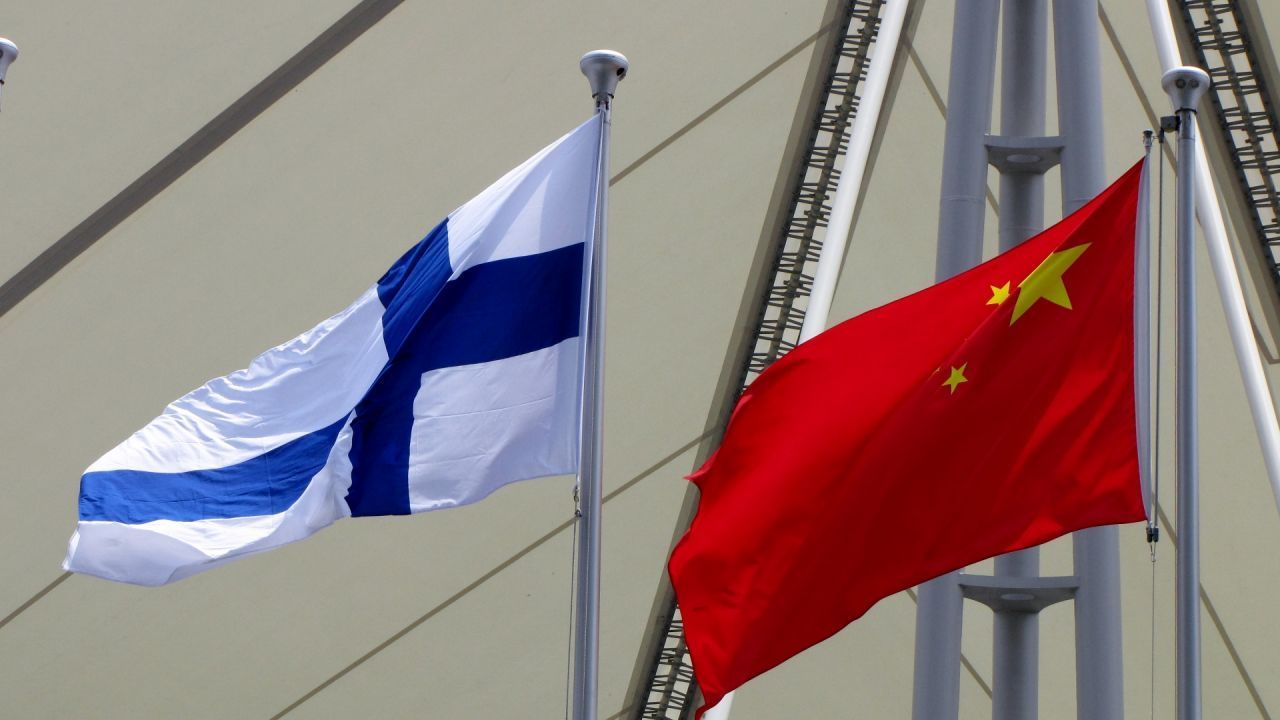finnish-chinese-flags-shanghai-expo1_cropped